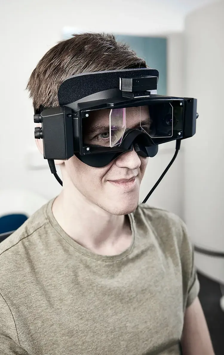 Clinician performing RALP fvHIT in patient wearing a headband with a mounted inertial measurement unit sensor